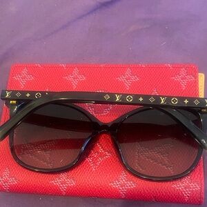 Fabulous Louis Vuitton Black Sunglasses with emblem in gold. Summer is coming ⛱️